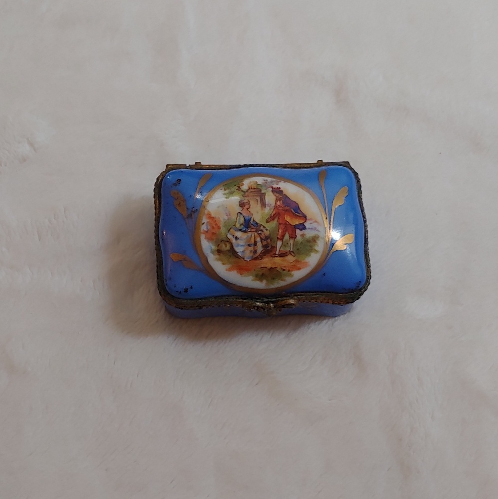 Vintage ceramic box for jewelry, etc.